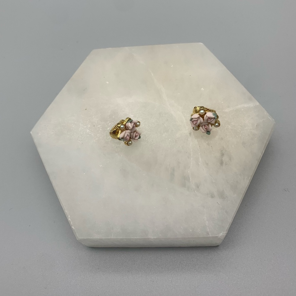 Vintage Small Ceramic Floral and Pearl Clip-on Earring. Good Condition.